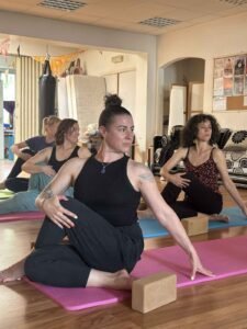 Anne-Claire donne un cours de stretching au Centre Odonata à Liège