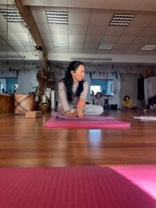 Ludmila Stalmans lors d’un atelier de Yoga Thérapeutique Hormonal à Liège